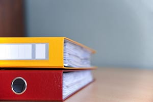 Farebné zakladače položené na písacom stole v kancelárii