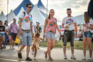 Mladí ľudia s tričkami s potlačou